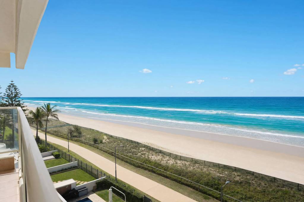 Superior 3 Bedroom Ocean View, apartment 18 interior