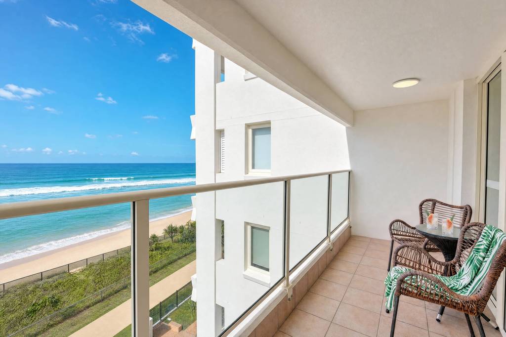 Superior 3 Bedroom Ocean View, apartment 18 interior