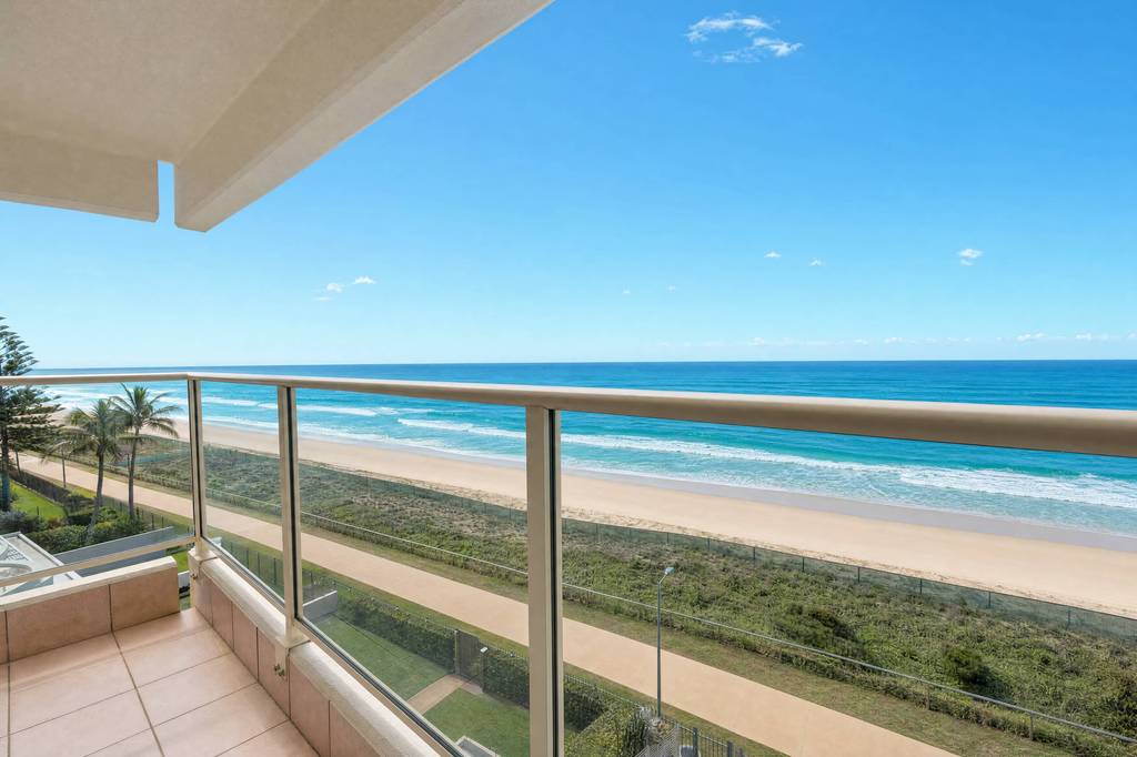 Superior 3 Bedroom Ocean View, apartment 18 interior