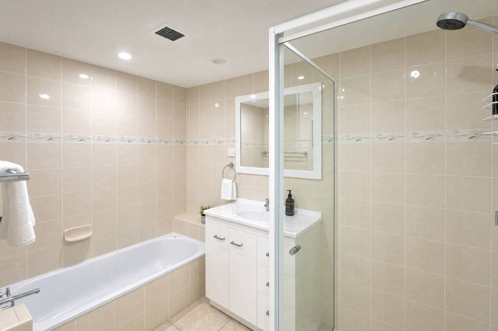 Superior 3 Bedroom Ocean View, apartment 18 interior