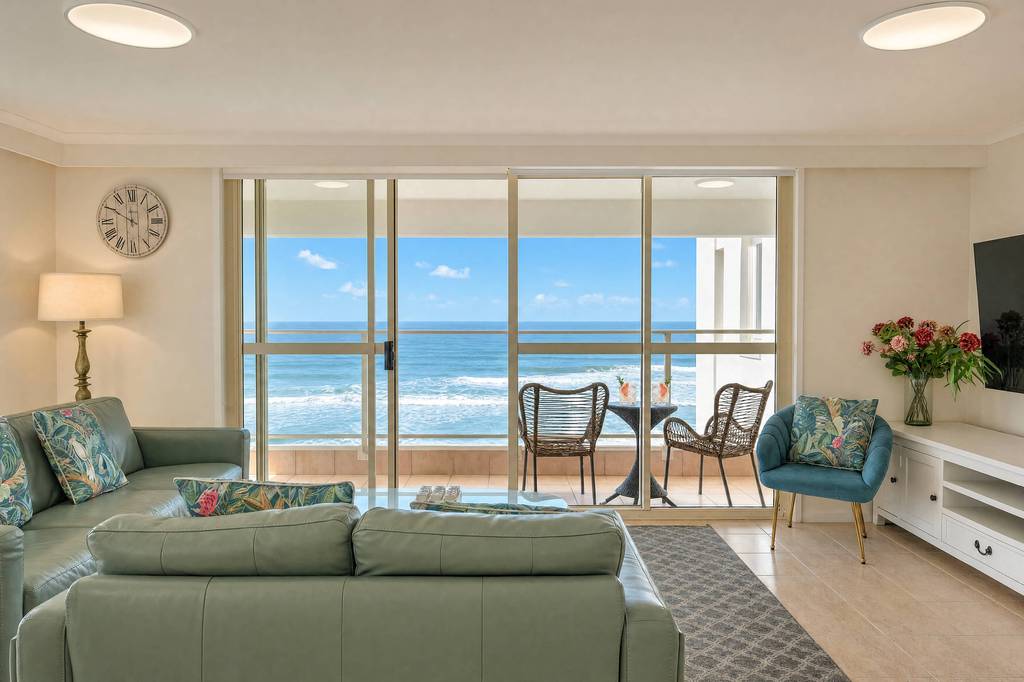 Apartment 18, ocean view lounge