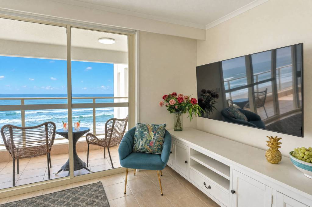 Superior 3 Bedroom Ocean View, apartment 18 interior