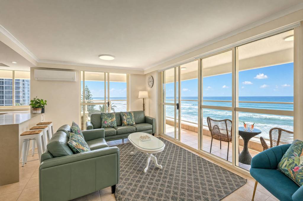 Superior 3 Bedroom Ocean View, apartment 18 interior