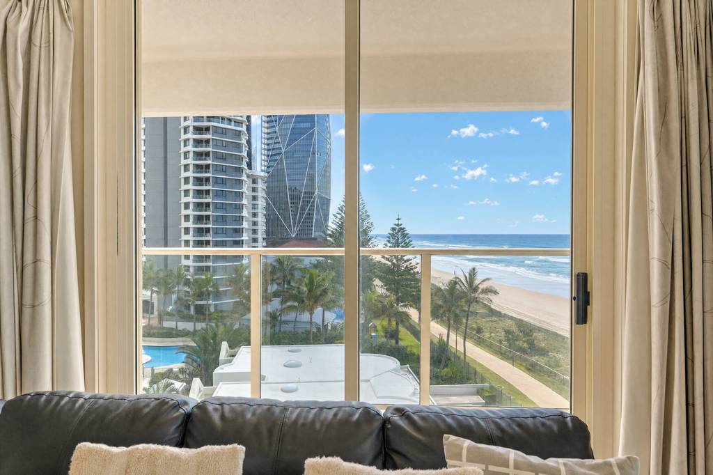 Superior 3 Bedroom Ocean View, apartment 21 interior