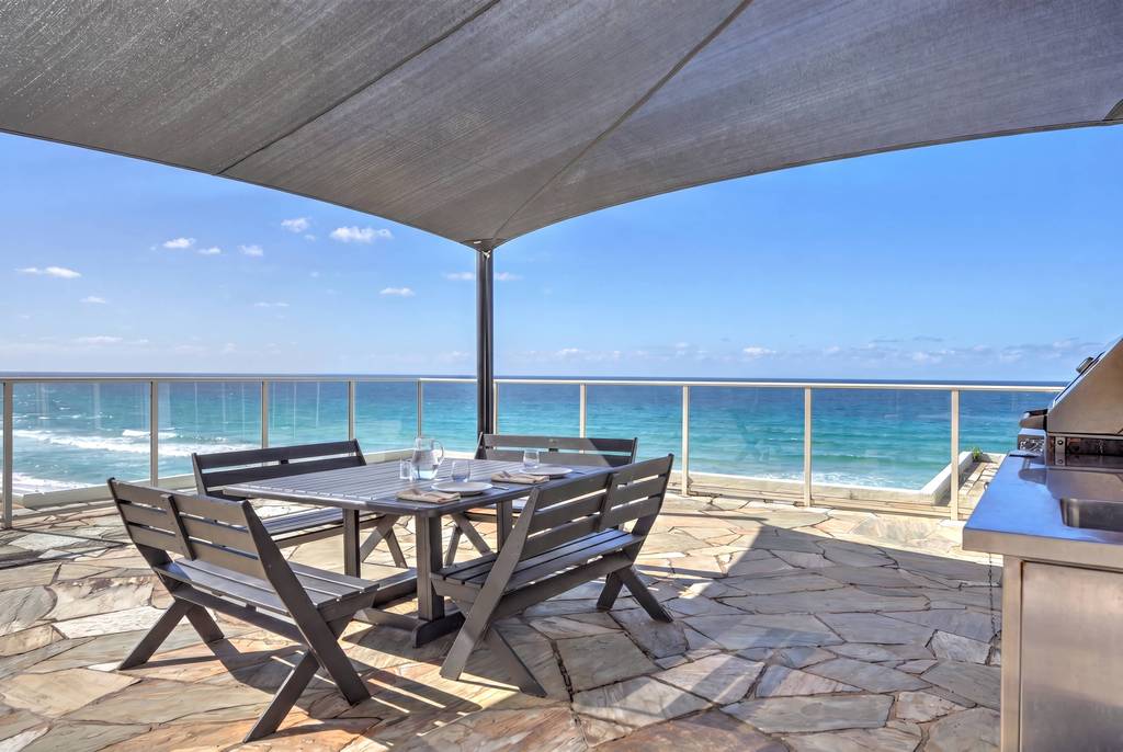 Rooftop BBQ area at Viscount on the Beach with an uninterrupted ocean view